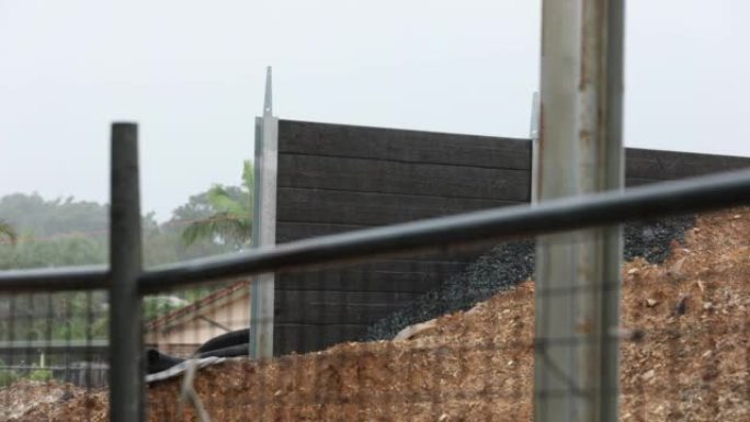 倾盆大雨期间，房屋开发现场的混凝土轨枕挡土墙在4k拍摄