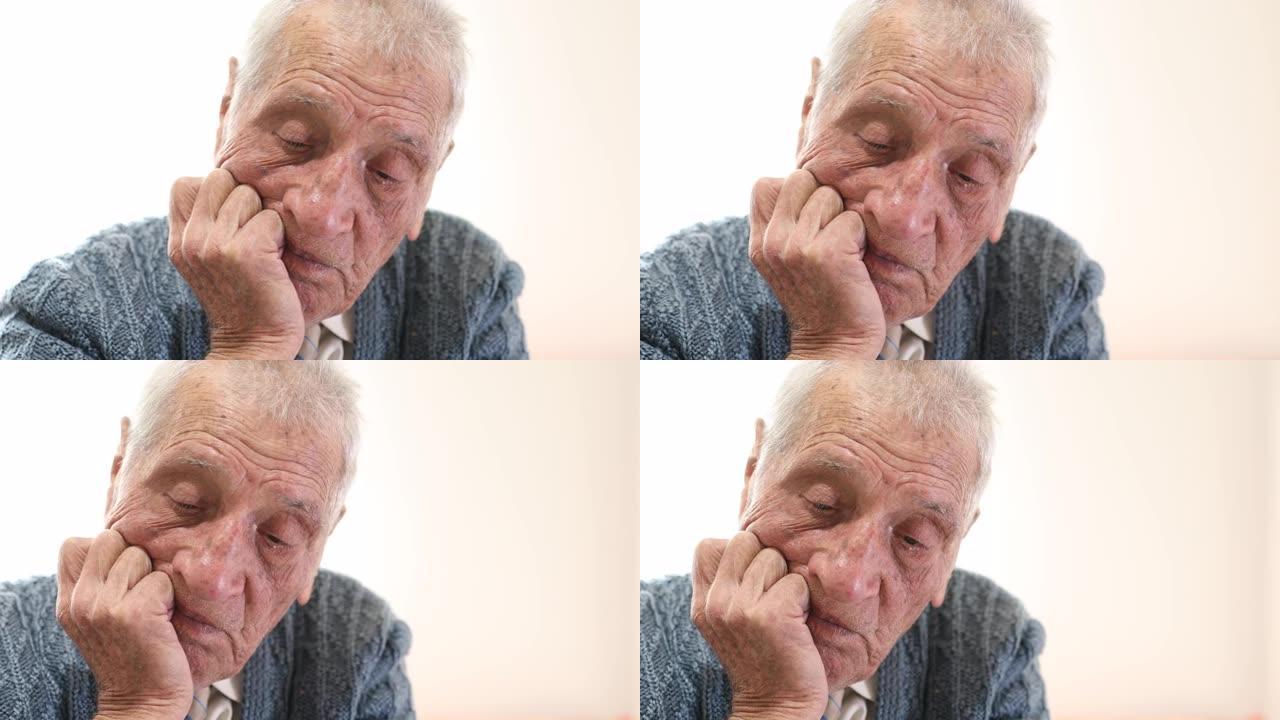 悲伤的老人思考生活