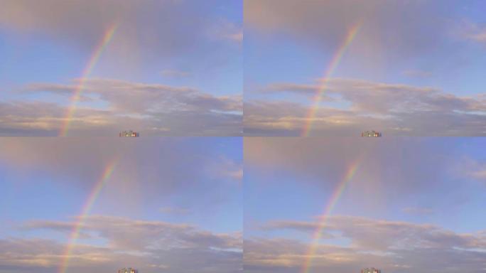 五彩彩虹和雨后天空中的云彩，抽象，模糊