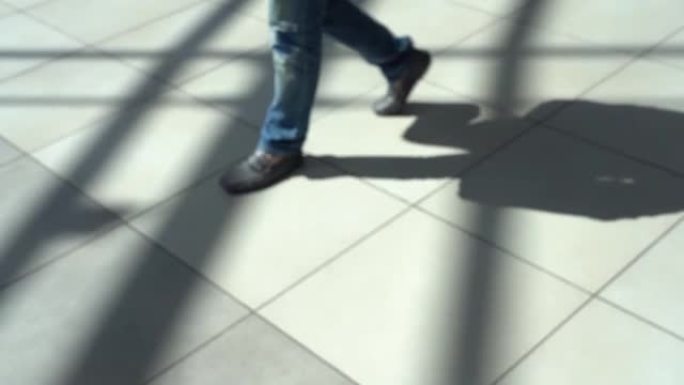 地板上的人的影子。