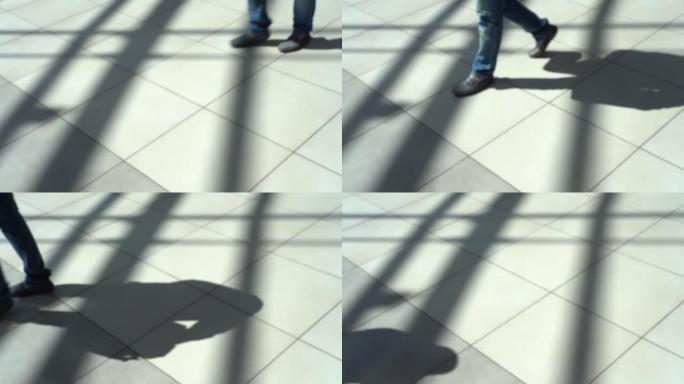 地板上的人的影子。
