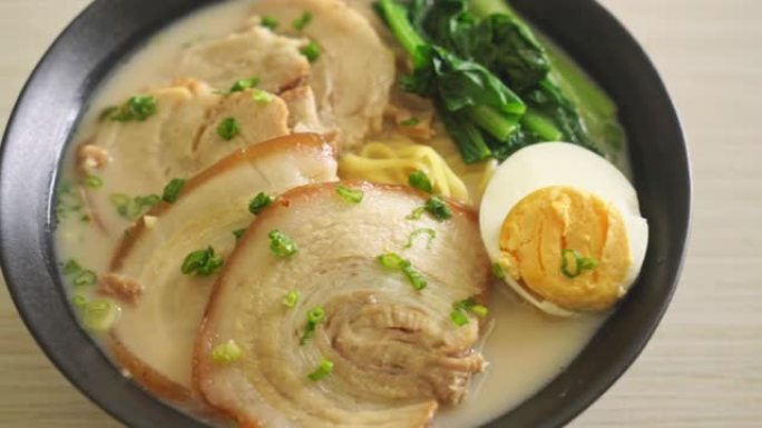 肉骨汤拉面配烤猪肉鸡蛋或Tonkotsu拉面-日本美食风格