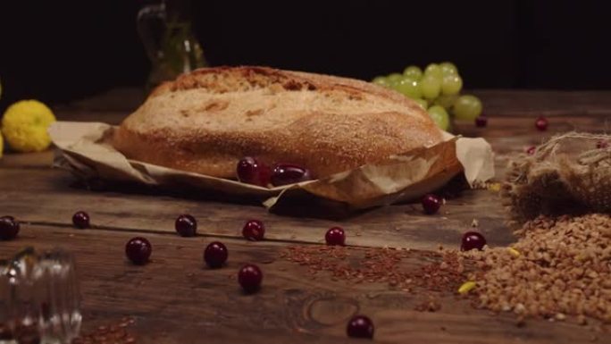 自制的新鲜荞麦面包和亚麻放在木桌上