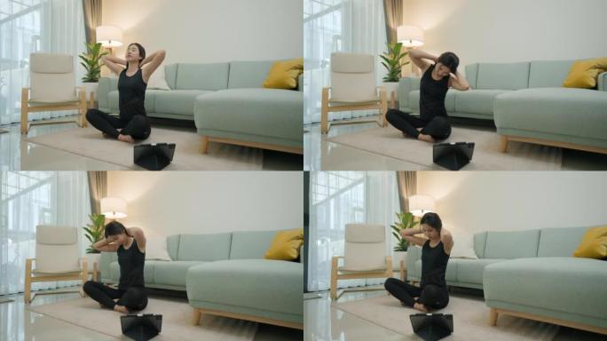 女人在家锻炼