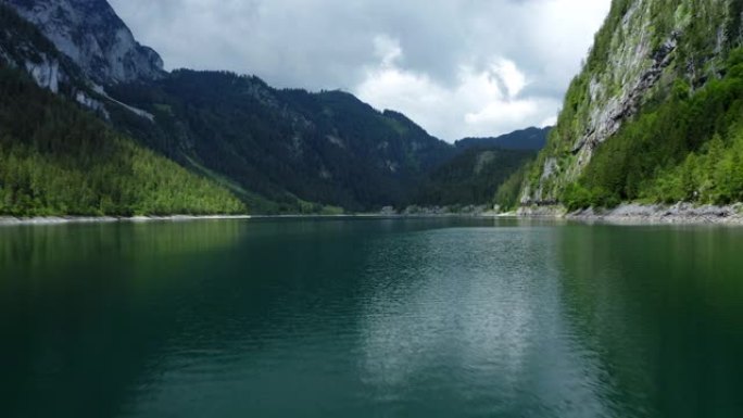 空中低空飞越上奥地利州的Gosausee湖面