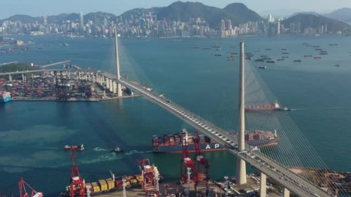 葵青货柜码头和石船大桥是香港的主要港口设施，是世界上最繁忙的集装箱港口之一。