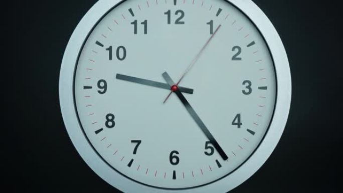 移动相机白色挂钟显示时间在10点运行。