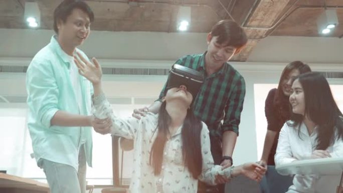 一组工程师团队戴着VR眼镜 (虚拟现实) 在共同工作空间中测试开发软件