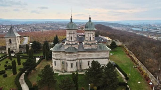 罗马尼亚雅西的Cetatuia修道院的空中无人机视图。主教堂、内廷和建筑物