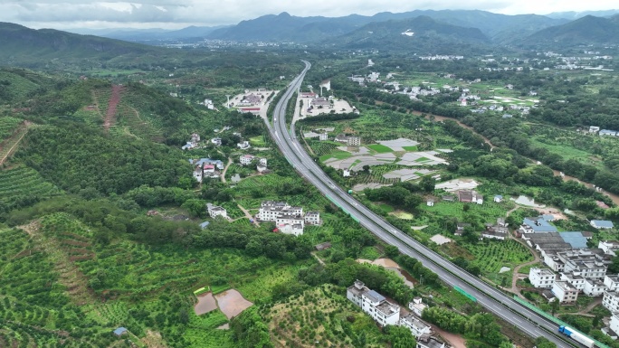 航拍深山里的小村庄