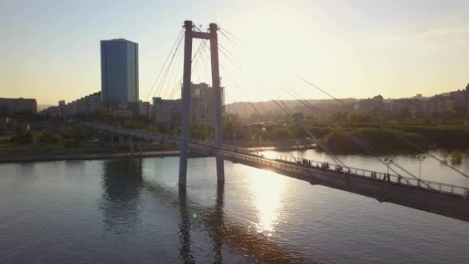 叶尼塞河上人行天桥的美丽景色克拉斯诺亚尔斯克无人机镜头