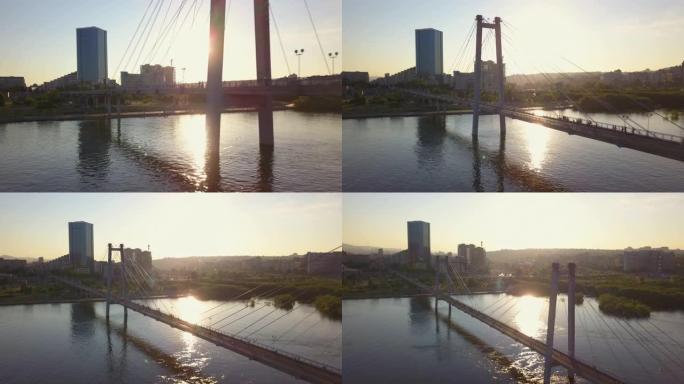 叶尼塞河上人行天桥的美丽景色克拉斯诺亚尔斯克无人机镜头