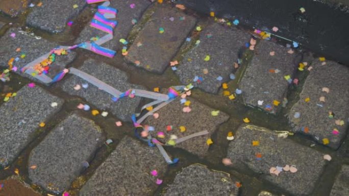 雨中的街头派对-在雨中的铺砌街道上的五彩纸屑和彩带