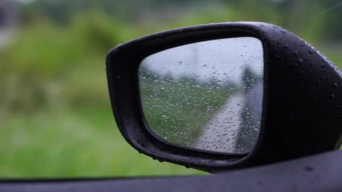 在雨天打开车窗看侧镜。