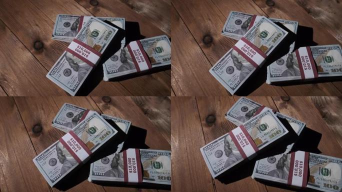 三叠成束的10000美元钞票躺在木桌上