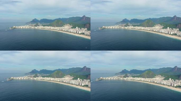 里约热内卢市传奇海滩科帕卡巴纳 (Praia de Copacabana) 的鸟瞰图 -- 南美洲巴