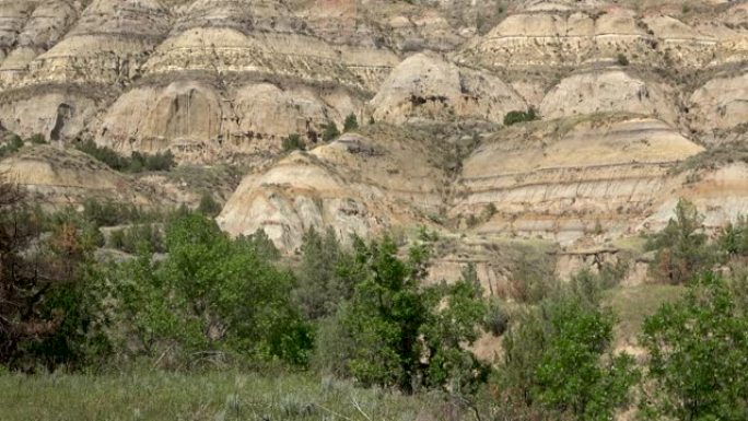 北达科他州西奥多·罗斯福国家公园的岩层和不同纹理