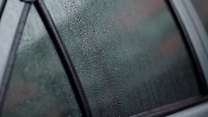大雨落在车顶上。雨天开车，小心开车。