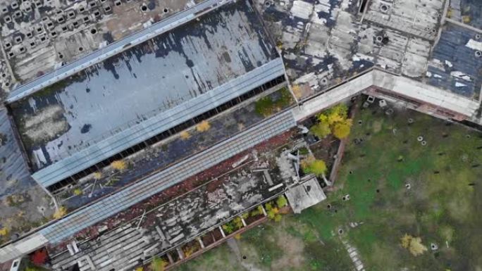 废弃机场生锈建筑的俯视图