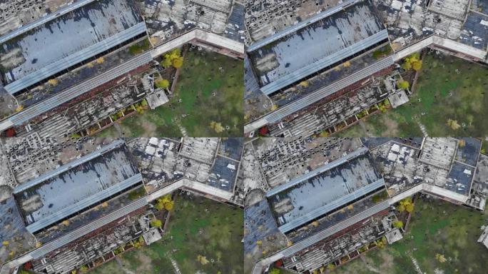 废弃机场生锈建筑的俯视图