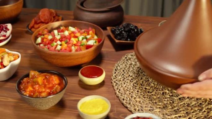 摩洛哥美食顶视图。Tajine，由羊肉和茄子制成的传统菜肴，蔬菜沙拉。中东文化。蒸粗麦粉配羊肉特写，