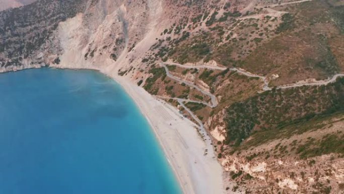 Myrtos海滩和zig zag路的鸟瞰图，希腊凯法利尼亚最美丽的海滩