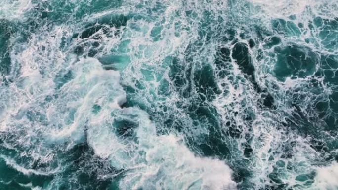 大西洋的俯视图。海洋表面的无人机视频。从鸟瞰的角度看波涛汹涌的海水。无人机制造的暴风雨大西洋表面。无