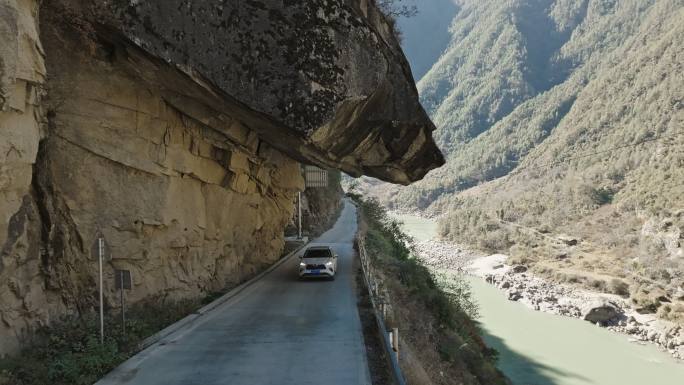 西藏林芝怒江峡谷老虎嘴行驶的汽车