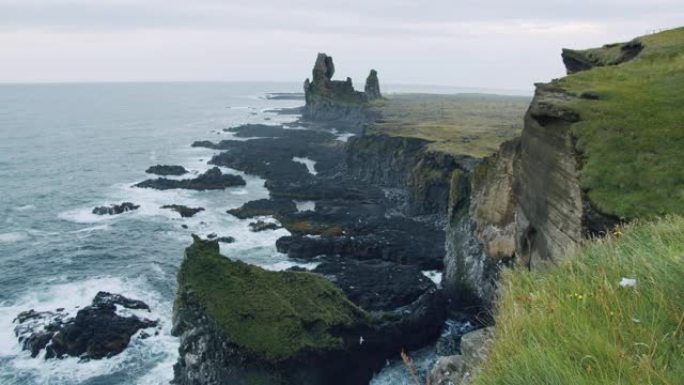 位于冰岛斯纳菲尔斯内斯半岛的隆德朗加悬崖