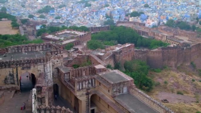 著名的蓝色城市焦特布尔的房屋和屋顶，从印度拉贾斯坦邦Mehrangarh堡鸟瞰图。相机向下向上。