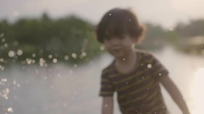 一个男孩在溪流中玩水的景象。