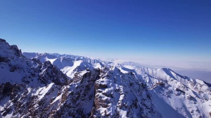 用无人机俯瞰哈萨克斯坦高耸的雪峰