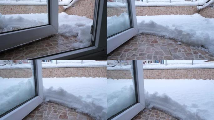 阳台门打开，出现雪