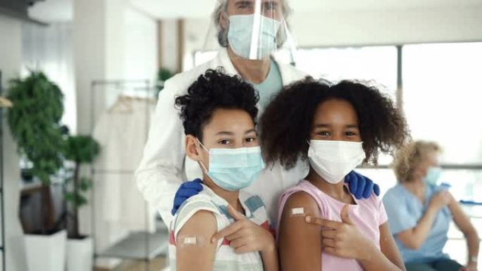 快乐的孩子接受新型冠状病毒肺炎疫苗后。