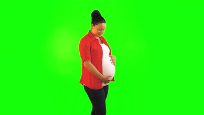 足月怀孕妈妈在绿屏背景上微笑