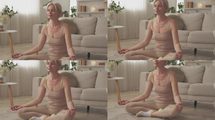 瑜伽练习冥想女人平静的心灵