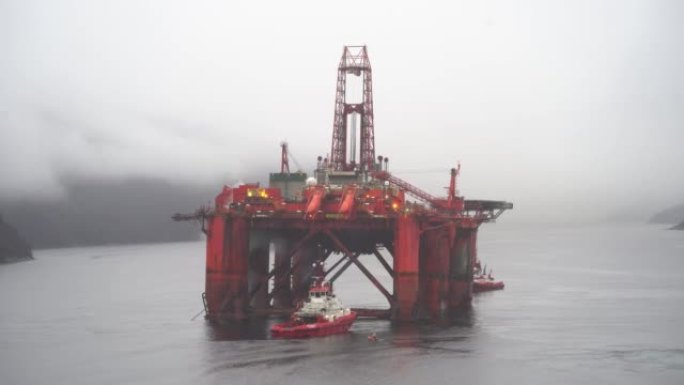 挪威峡湾狭窄的石油平台。