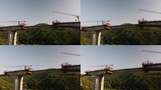 正在建设中的公路桥。内斯路鸟瞰图。高速公路建在山区 ..