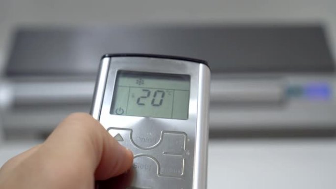 手按遥控器可降低空调温度。