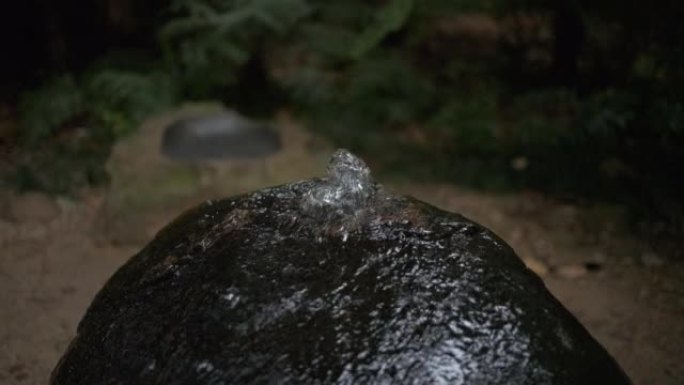 水从岩石中流出