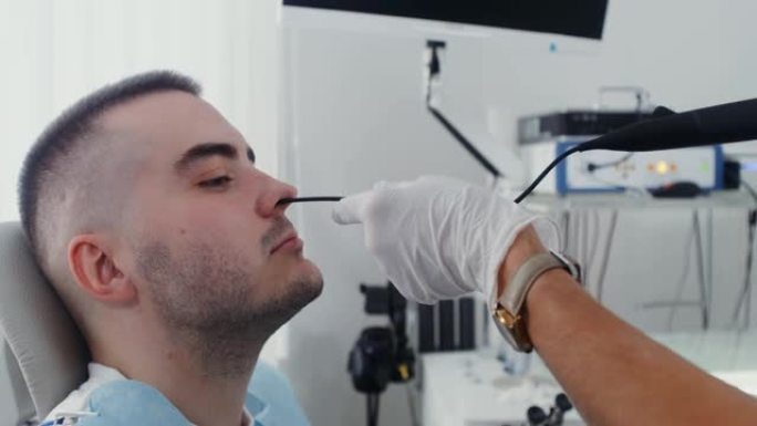 耳鼻喉科使用医用微型照相机检查患者的鼻窦