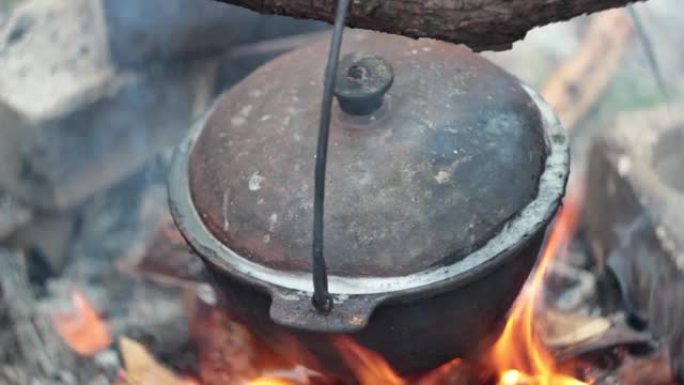 盖上盖子的大锅在火上沸腾
