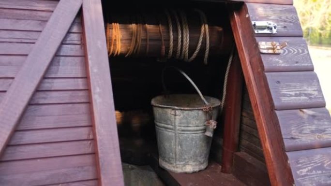 用金属桶和绳子农场传统水井