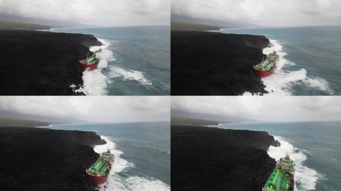 Batsirai飓风过后，油轮Tresta Star滞留在留尼汪岛的熔岩海岸