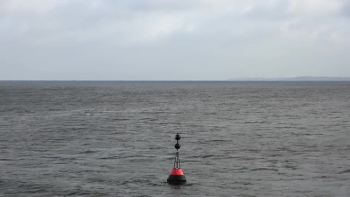 Timmendorfer Strand风雨如磐的波罗的海上的浮标。