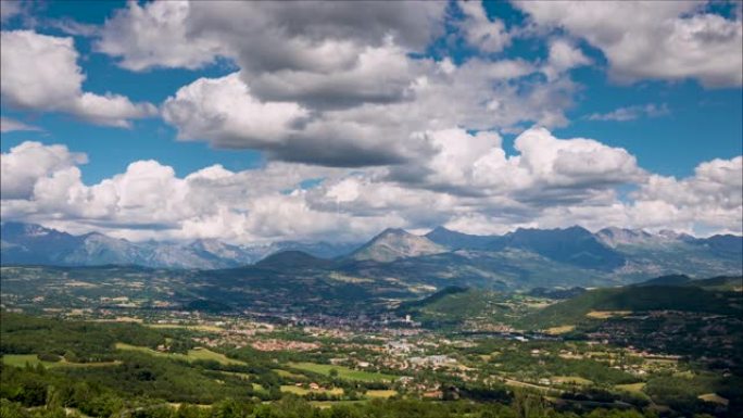 夏季的加普市，可欣赏埃克林斯国家公园山脉的景色。上阿尔卑斯 (阿尔卑斯山)，法国