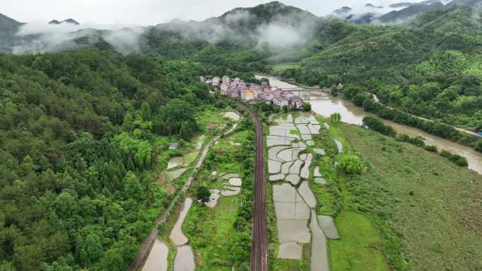 航拍深山里铁路旁的小村庄