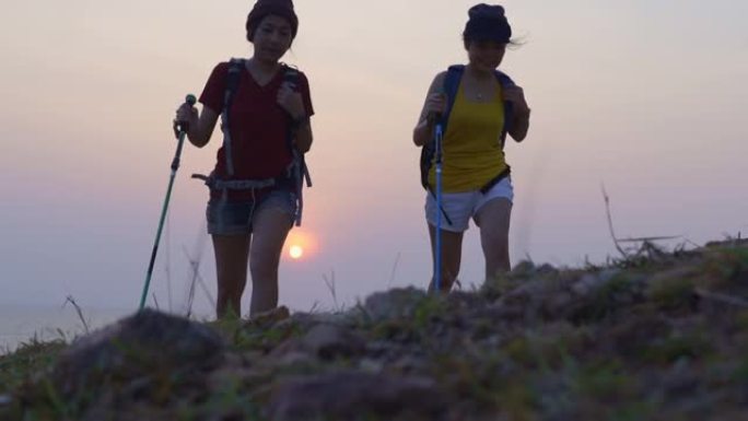 年轻的成年朋友旅行者在山上徒步旅行