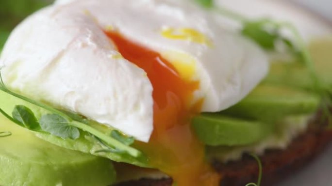 关闭切荷包蛋的视频，在鳄梨吐司软奶酪和豆芽上撒上胡椒粉。健康早餐
