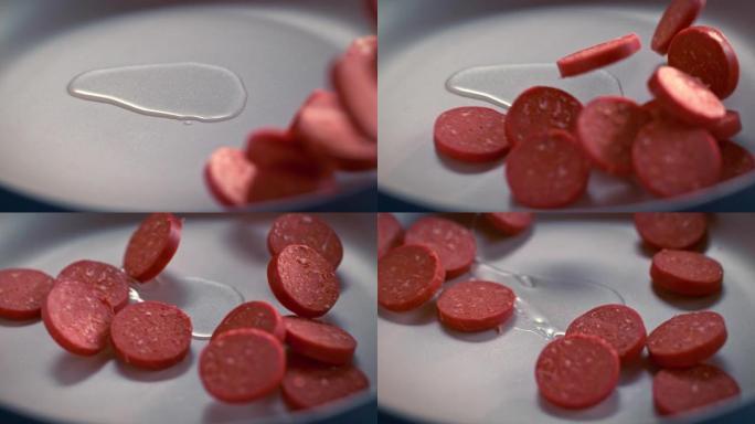 切成薄片的土耳其香肠 (sucuk) 以慢动作落入锅中。